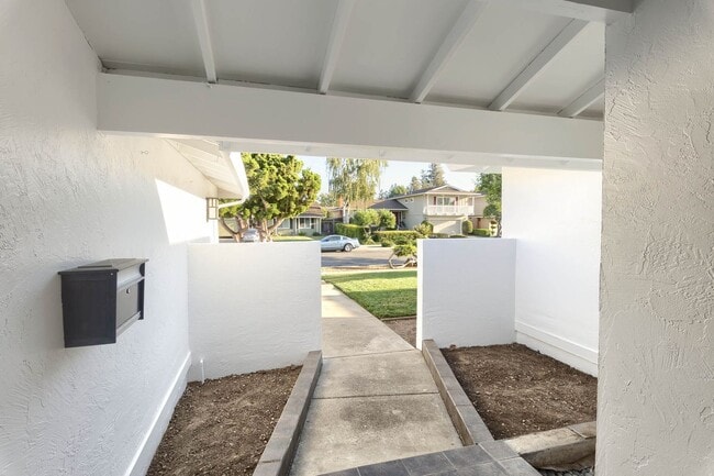 Building Photo - Newly Renovated 4-Bedroom 2.5-Bath South W...