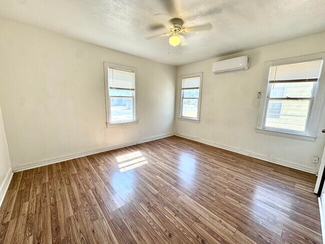 Building Photo - 114 N Avenue V