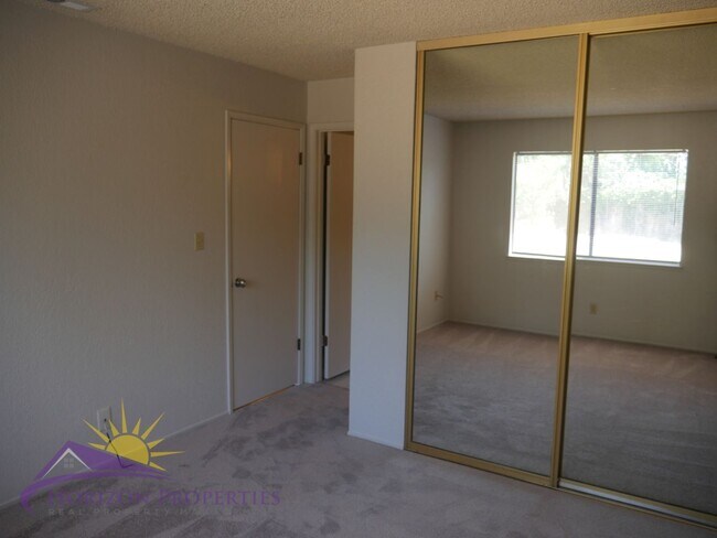 Building Photo - 6826/6828 Klingon Ct