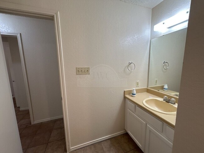 Building Photo - 3806 London Ln