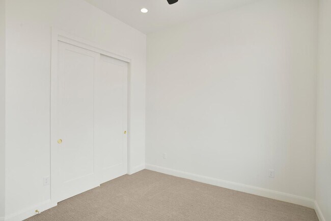 Building Photo - 990 Manen St