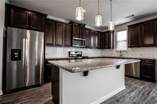 Building Photo - 5410 Mirror Lake Dr