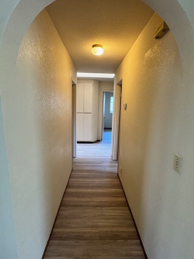 Building Photo - North Hilltop Home with 2 Car Garage