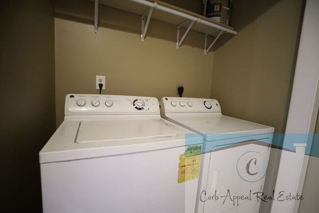 Building Photo - Recently renovated 2 bed, 1 bath apt - washer, dryer and utilities included!! HUD accepted!