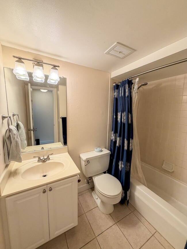 Building Photo - Summit House J-22