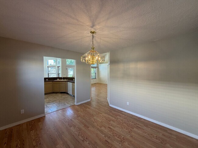 Building Photo - 6517 Glen Oak NE