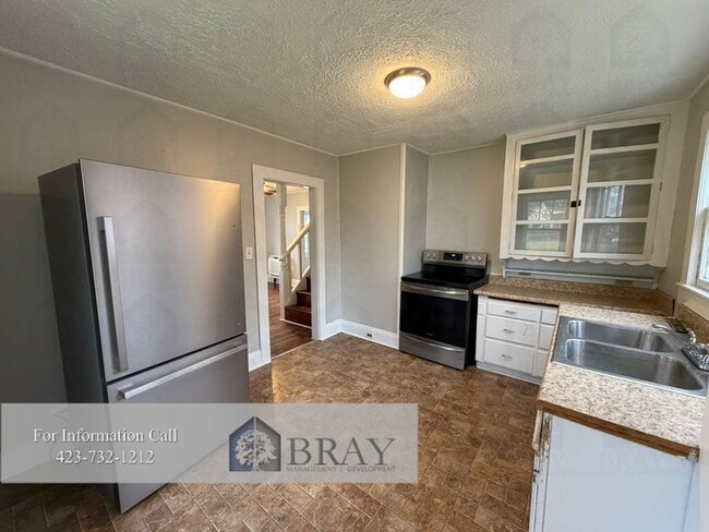 Building Photo - Charming Renovated 1935 Historic Home with Fenced Yard in Central Kingsport