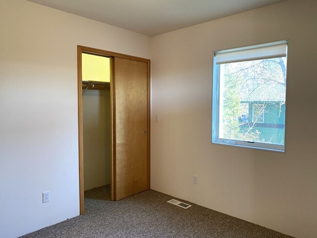 Building Photo - Townhouse On Private Drive In White Salmon, WA