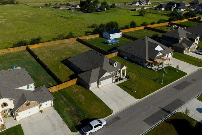 Building Photo - 213 Gauge Rd