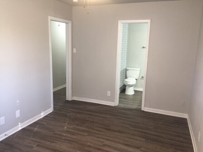 Building Photo - 407 N Carl St