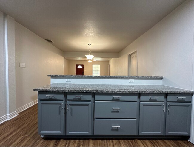 Building Photo - 1535 E Elmore Ave