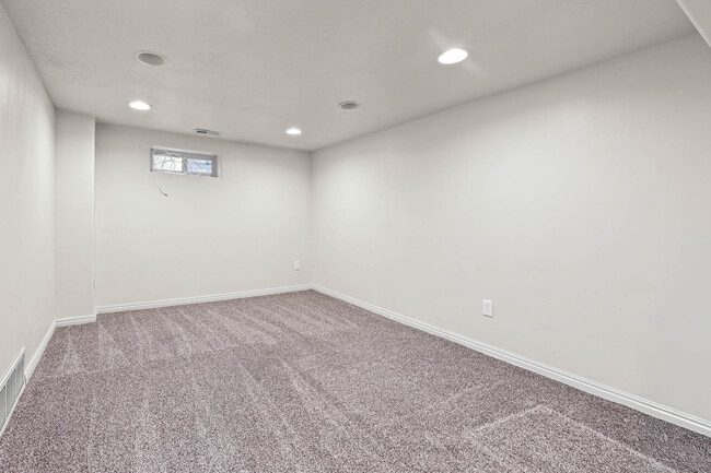 Building Photo - 2576 E Wren Rd