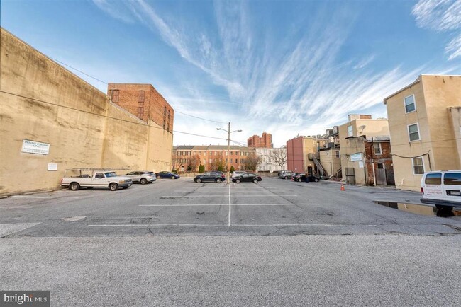 Building Photo - 931 S Charles St
