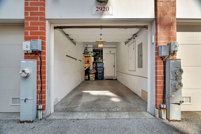 Building Photo - 2920 N River Walk Dr