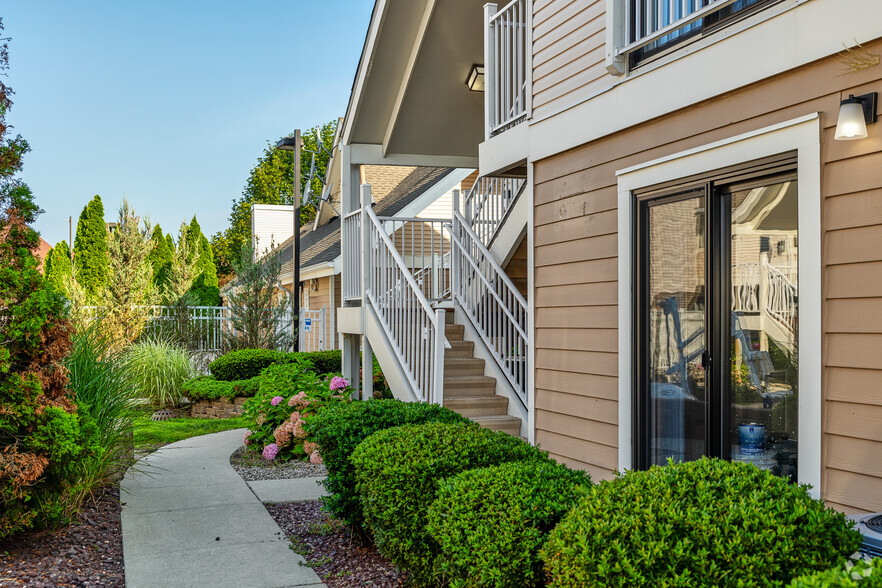 Walkway to pool - AVIA Lofts on Victors Way