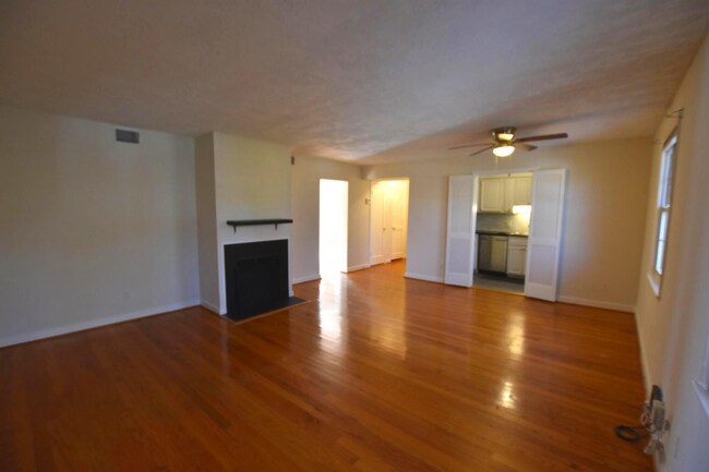 Building Photo - Spacious 2 Bedroom Apartment w/ Washer|Dry...