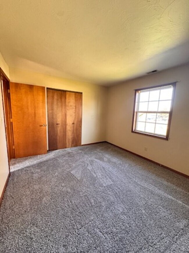 Building Photo - NEW LISTING 2 bed duplex in Albion, IN!