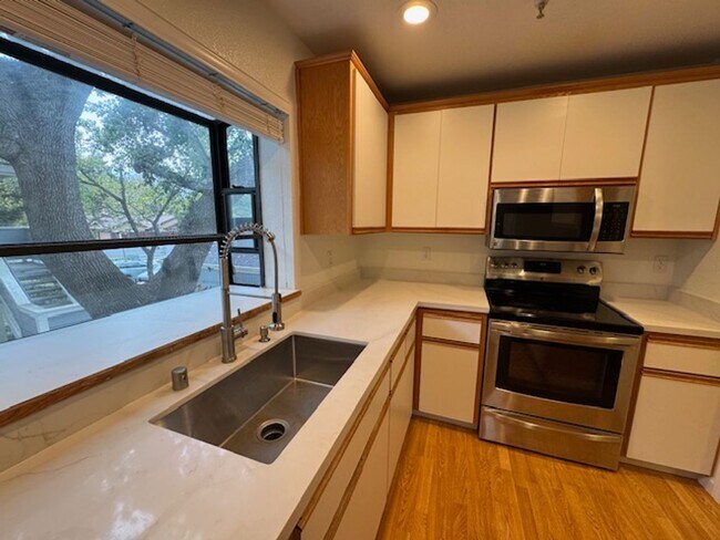 Building Photo - Wonderful 2 story condo in Ashford Ct-Deta...