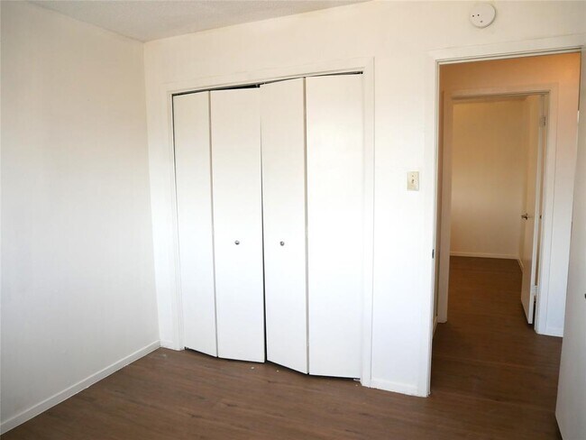 Building Photo - 2005 Old W Pl