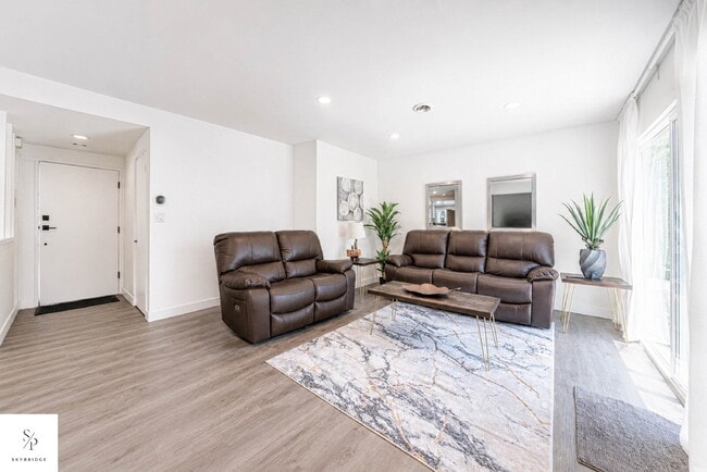 Building Photo - Furnished 5-Bedroom Home Near the 57 & 60 — Ideal for Roommates or Students