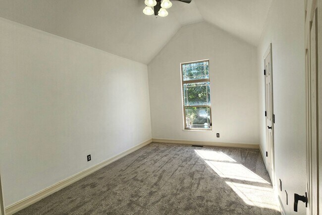 Building Photo - -NIXA- 5 bed 3 bath Home | TWO Large Maste...