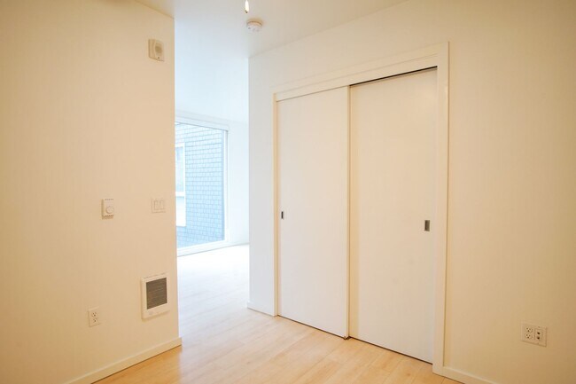 Building Photo - Check Out These Specials! Buckman 2nd Floor Urban 1 Bdr with D/W & Washer/Dryer!