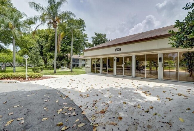 Building Photo - 115 Gardens Dr