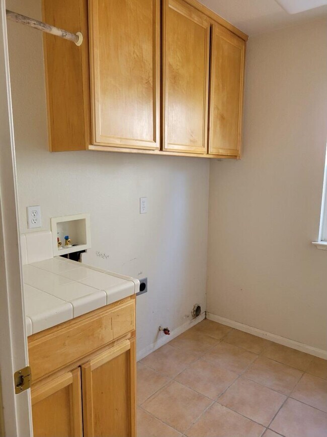 Building Photo - 1594 Dawnview Dr