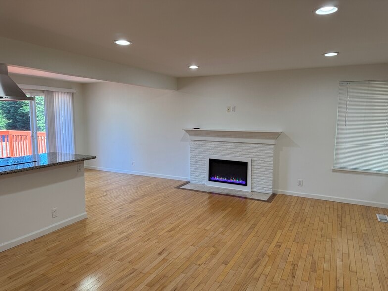 Building Photo - 2829 Larch Way