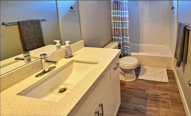 Building Photo - 4 bedroom/2.5 bathroom Townhome in Eagle Mountain