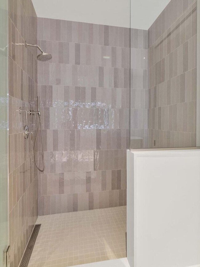 Building Photo - 4849 N Camelback Rdg Dr