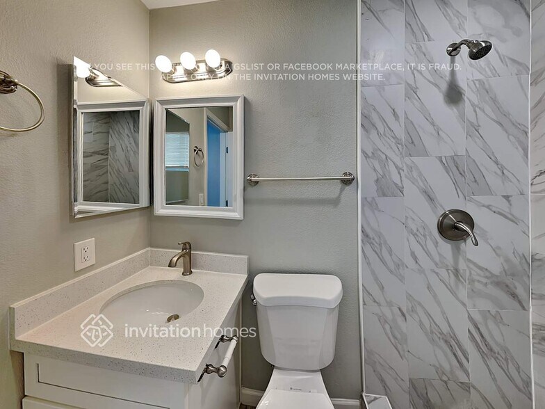 Building Photo - 1026 W Danbury Dr