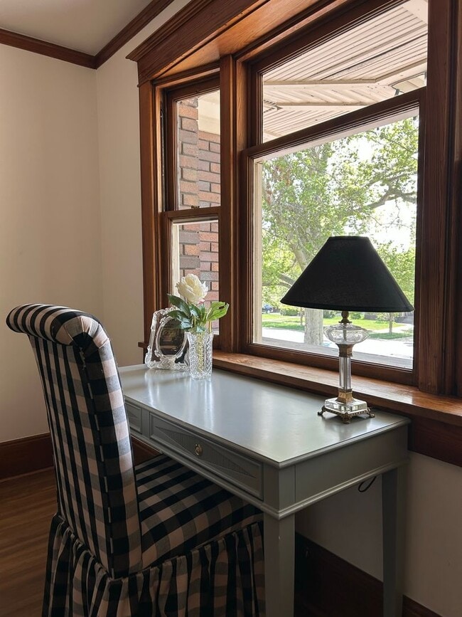 Building Photo - 6 Bed/2.5 Bathroom house in Provo!