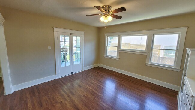 Building Photo - Vacancy at Whittier Duplex!