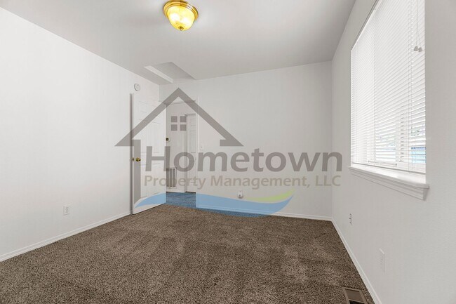 Building Photo - 3 Bedroom 2 Bathroom Home with Attached 2 Car Garage Available in Coeur d'Alene!