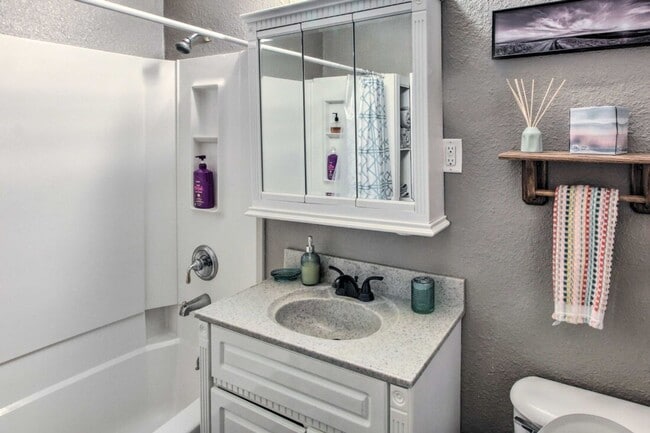 Building Photo - Newly remodeled, fully furnished adorable bungalow in a great location!
