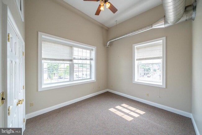 Building Photo - 345 W Chestnut St