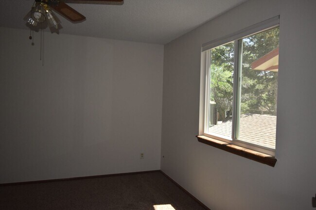 Building Photo - GREAT 3 BEDROOM/2 BATHROOM TOWNHOME WITH NEW PAINT & FLOORING. AVAILABLE 5/23.