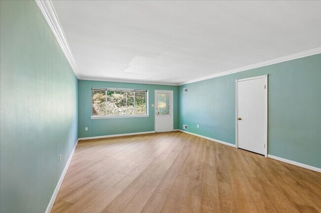 Building Photo - Bright & Stylish 2BR/1BA Condo in Sought-After Sumner Court in Bethesda