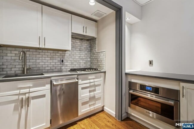 Building Photo - 3050 Edwin Ave