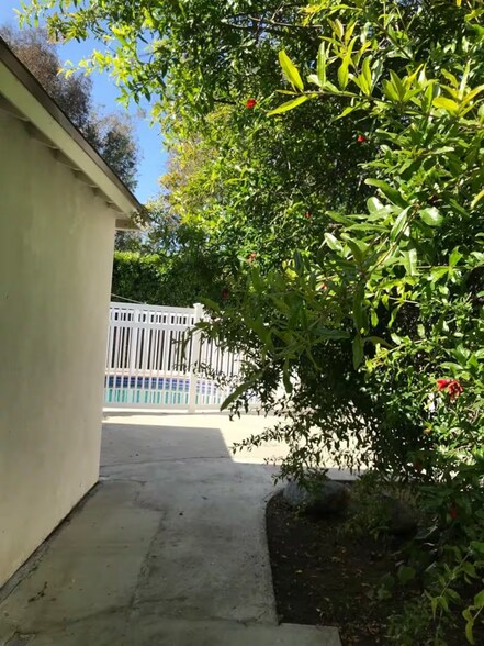 Building Photo - 5041 Alhama Dr