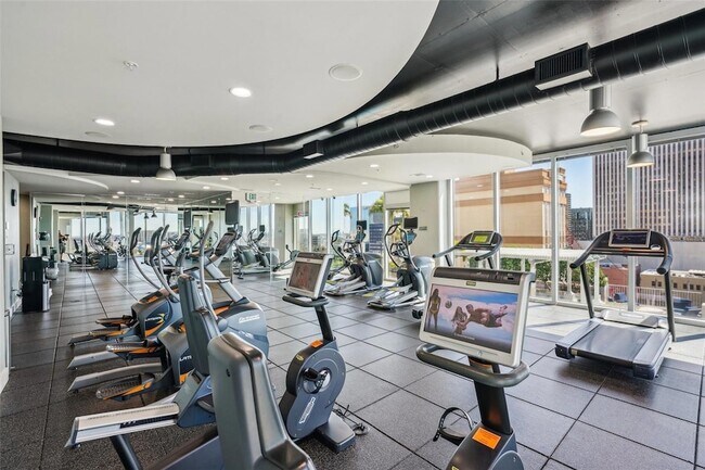 Building Photo - 777 N Ashley Dr