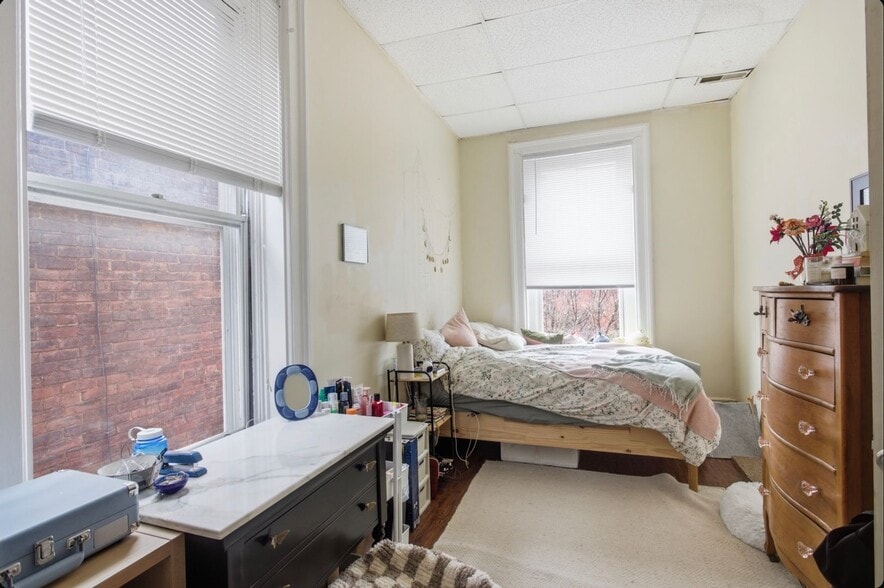 Building Photo - 122 E University Ave