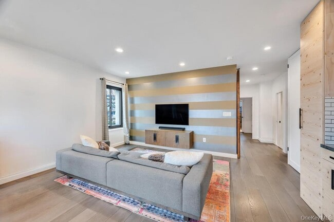 Building Photo - 100 W Broadway