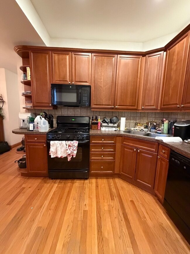 Building Photo - 3734 N Sheffield Ave