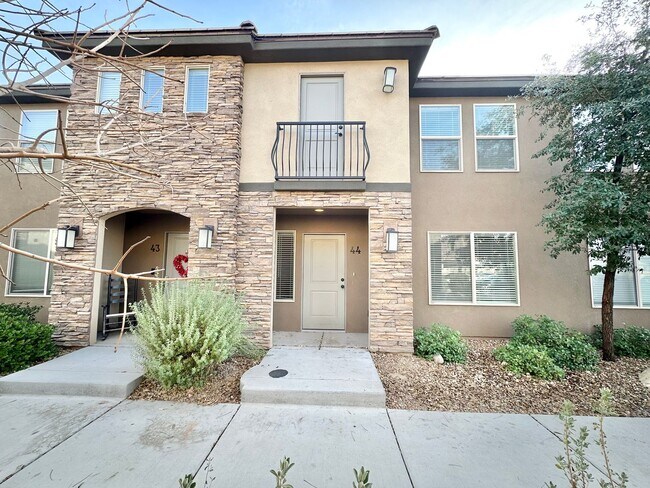 Building Photo - Desert Hills Gem!