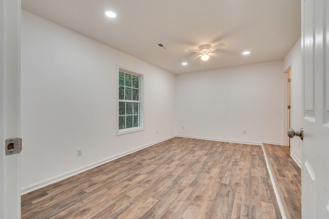 Building Photo - 2 Bedroom 2 Bath Bunglow in Bristol TN com...