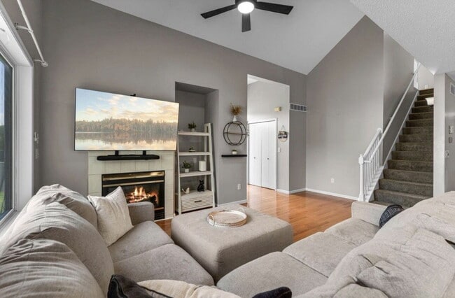 Building Photo - Elegant 3-Bed Single Family with Fireplace & Hardwood Floors in Shakopee – 2345 Sq Ft of Comfort