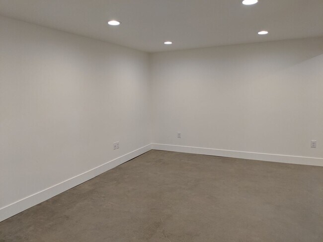 Building Photo - 121/123 N. Garrison Road