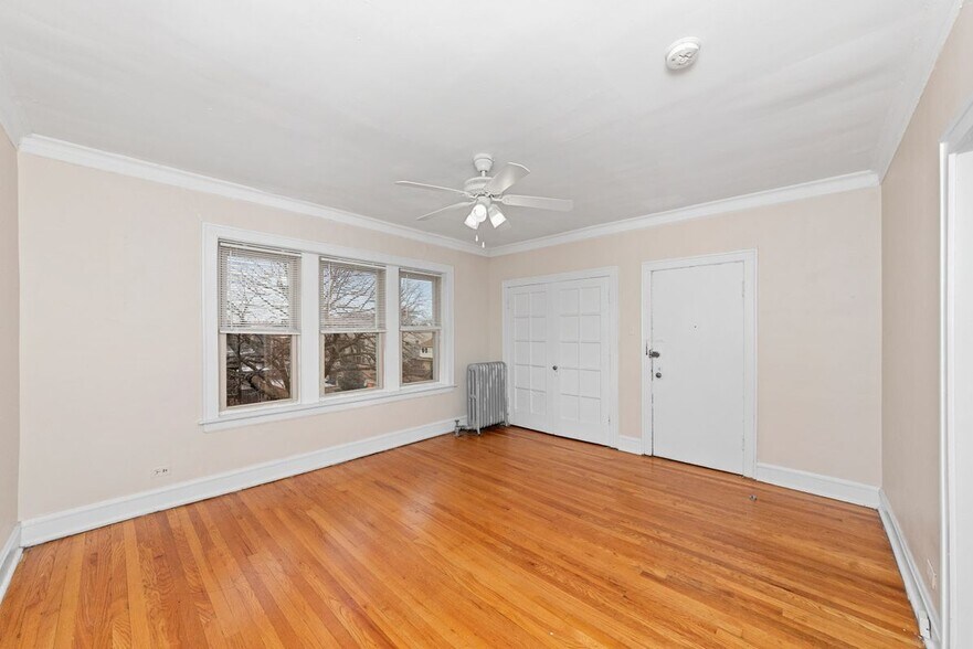 Building Photo - 2849 W Berteau Ave